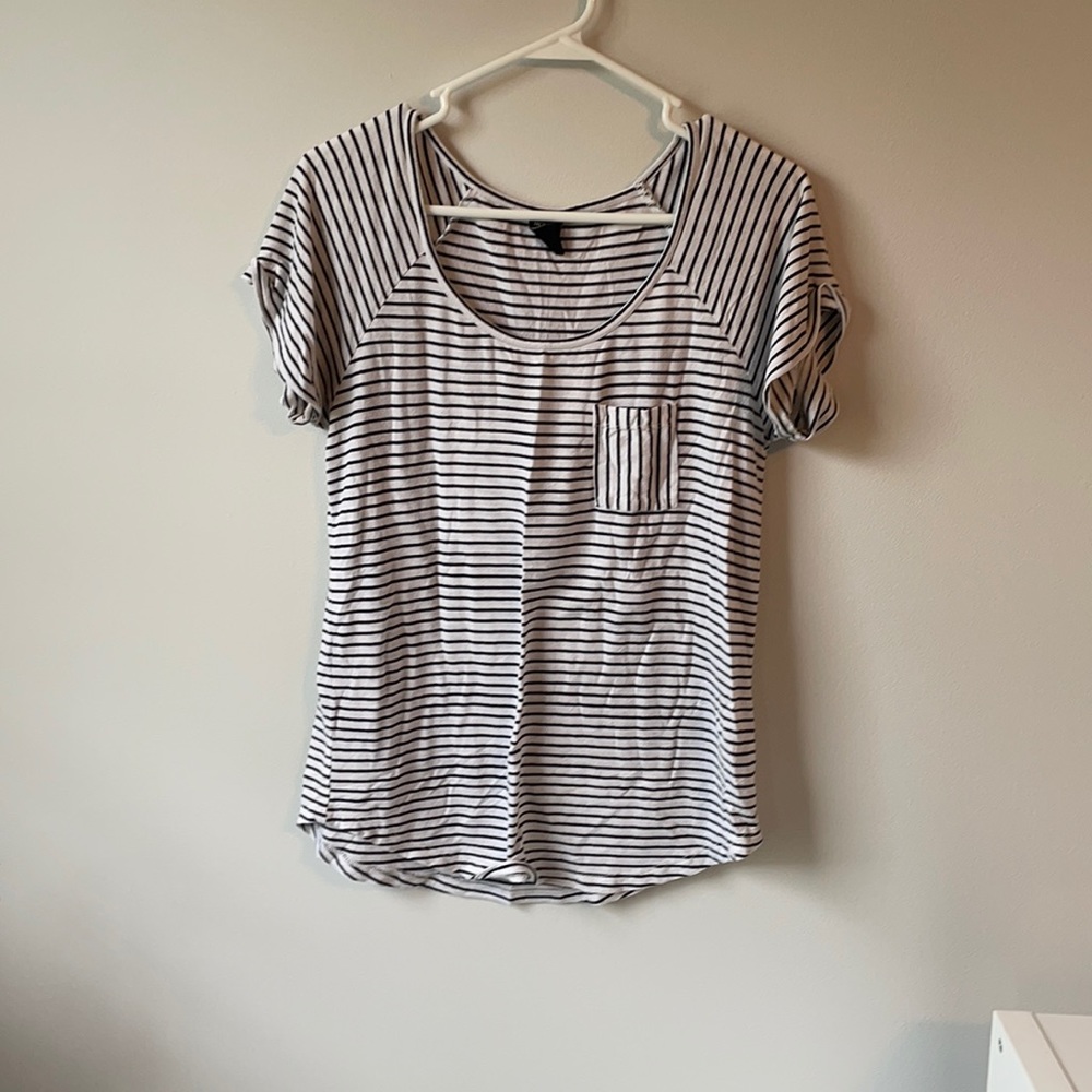 Striped tee shirt.